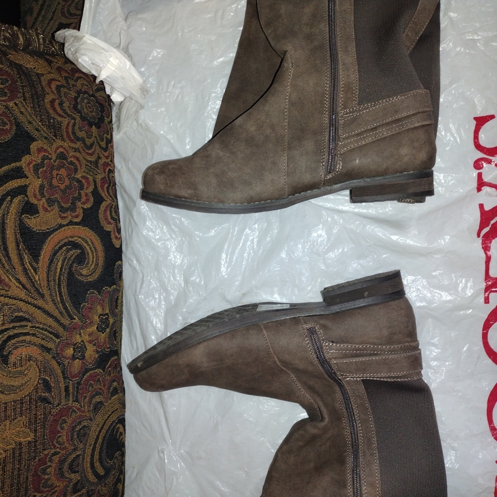*boots*